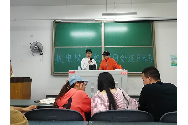 台下评委认真商量
