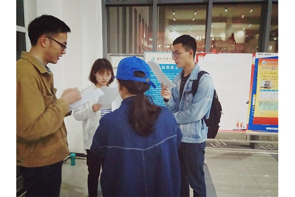 朗诵者们查看稿子认真接收部长的指点