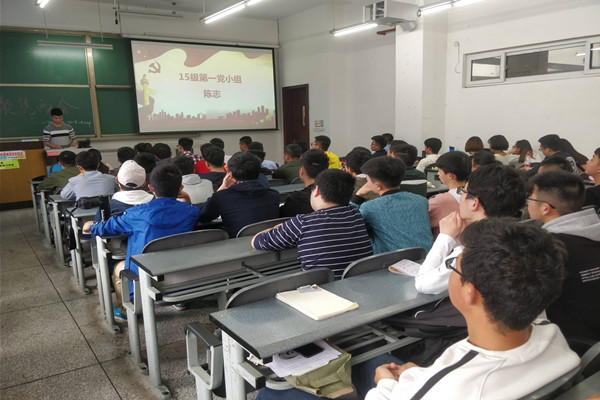 同学们自习聆听陈志学长的发言