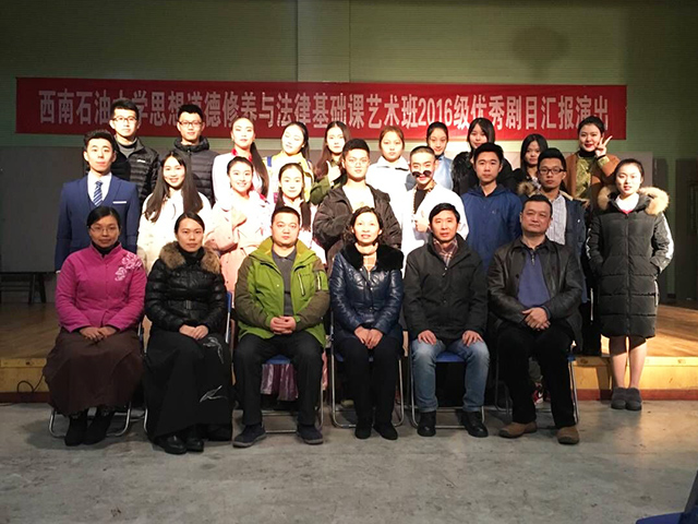 观看领导和参演学生合影