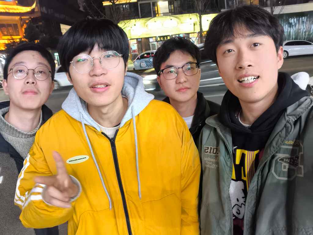 6栋604室+从左往右为陈瑞环、冯子轩、段云辉、何海洋.jpg