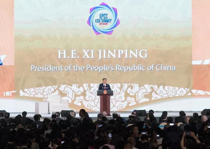 11月10日,国家主席习近平应邀出席在越南岘港举行的亚太经合组织工商领导人峰会并发表题为《抓住世界经济转型机遇 谋求亚太更大发展》的主旨演讲。