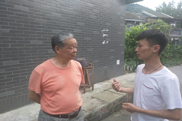 实践队员与红军后人交谈
