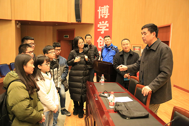 报告会后与学生深入交流