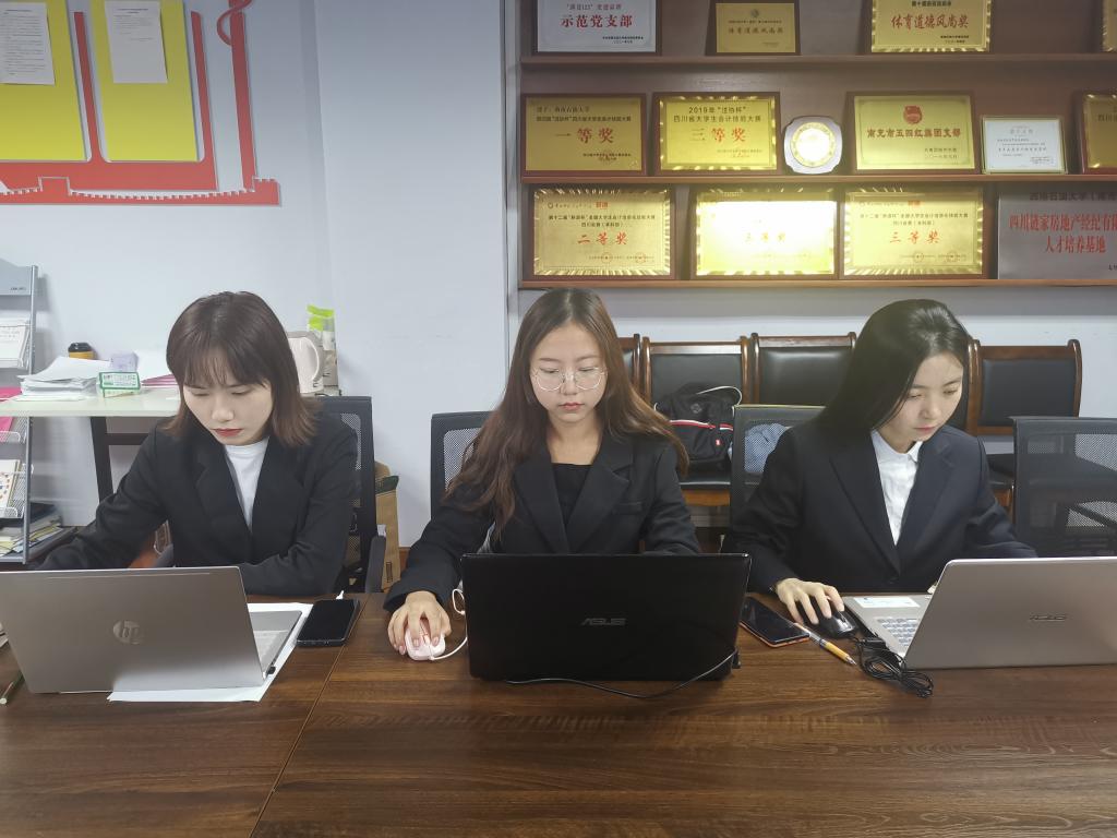 学生比赛场景.jpg