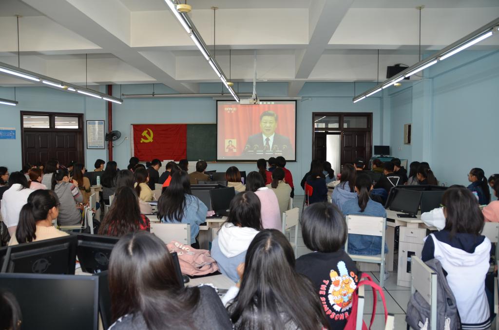 收看十九大开幕会现场(一)