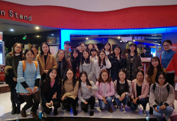 学生党员在影厅前合影