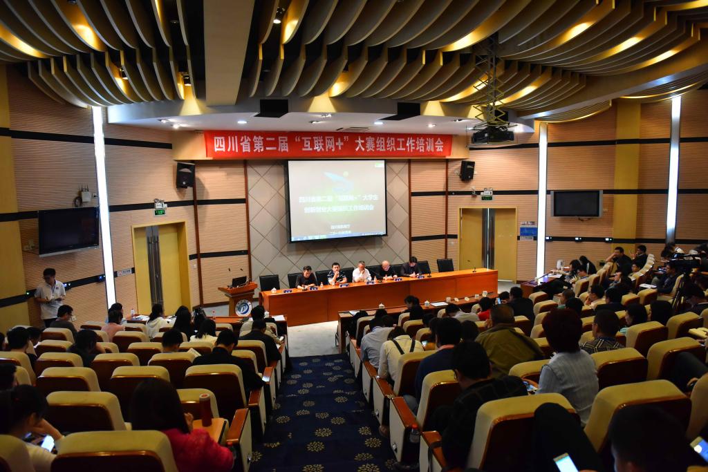 专家与与会代表交流