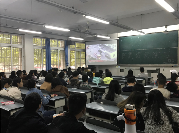 图 1、同学们认真观看消防安全视频