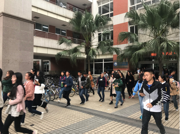 图 2、同学们有序撤离教室