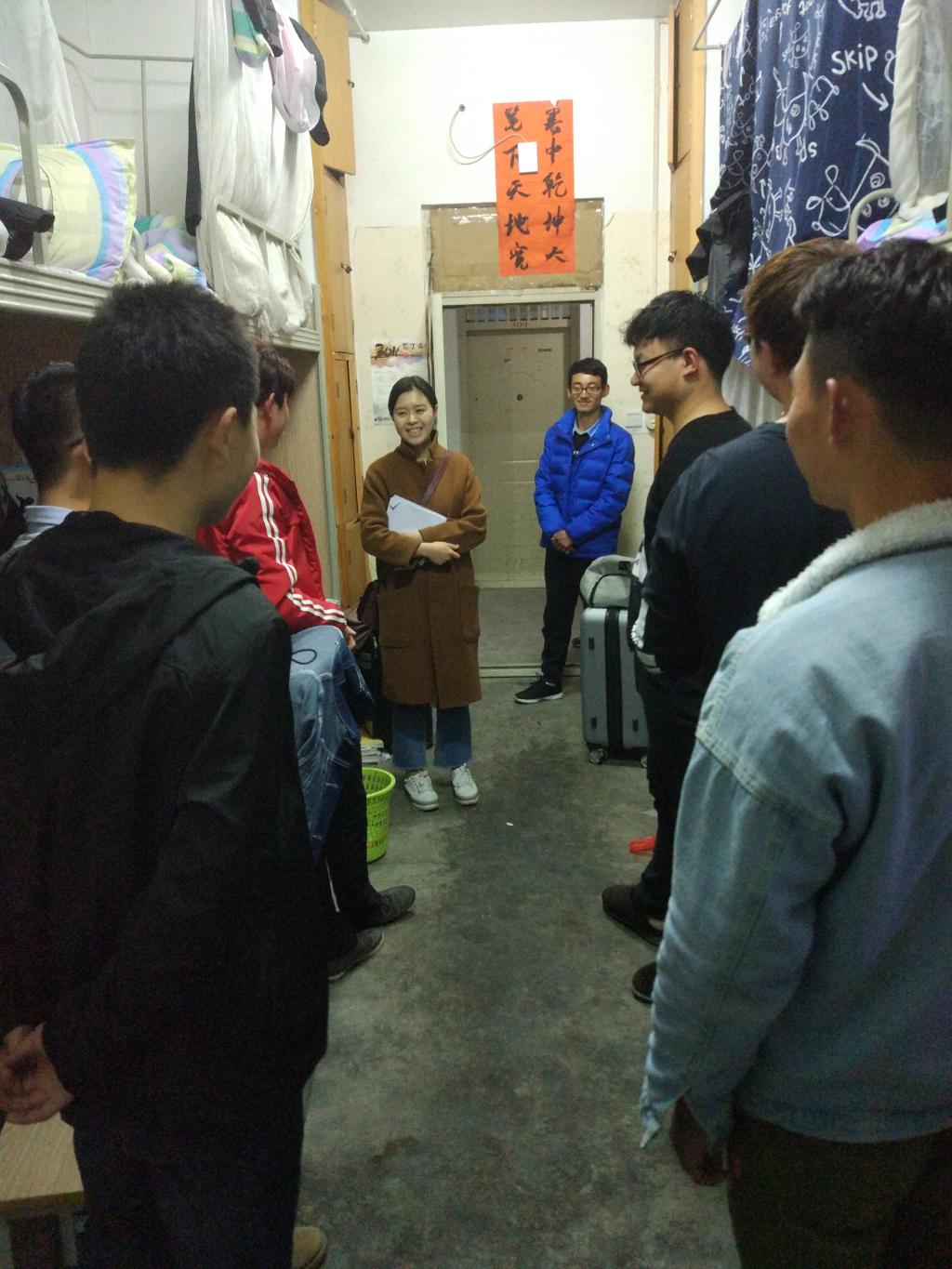 图 3卓玛老师走访寝室