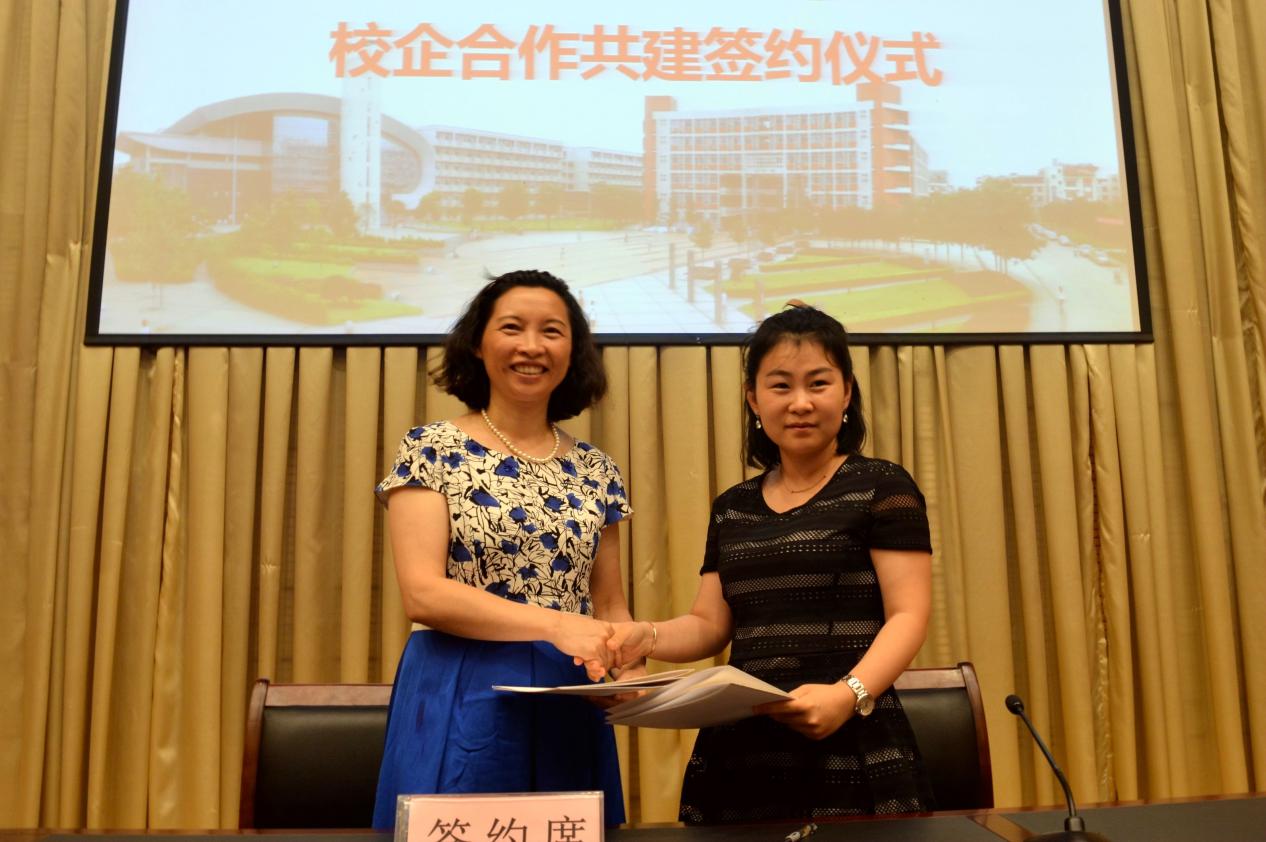图三 我校副校长王玲(左)与山东京博石油化工有限公司人力资源总监马艺文(右)签订“京博石大菁英会俱乐部协议”