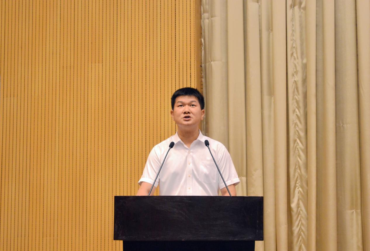 图九 化工院党委副书记蒲冠州主持本次签约仪式