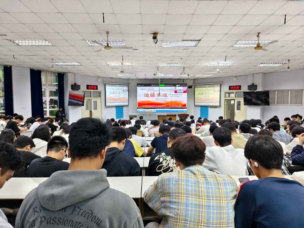 图为4316教室分会场参与同学认真听讲.jpg